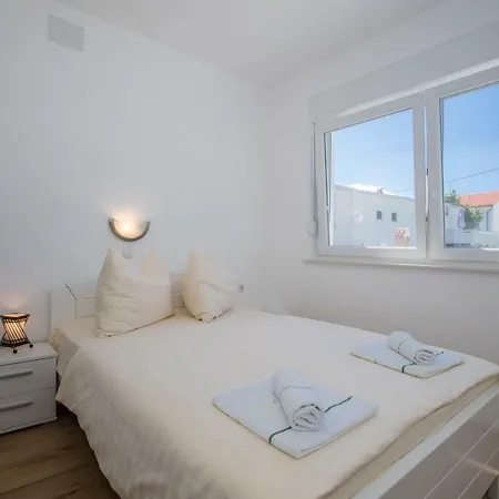 Apartments Petrusic Supetarska Draga Exterior photo